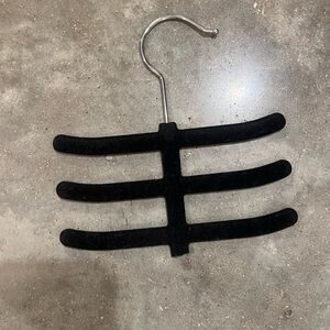 Tie hanger